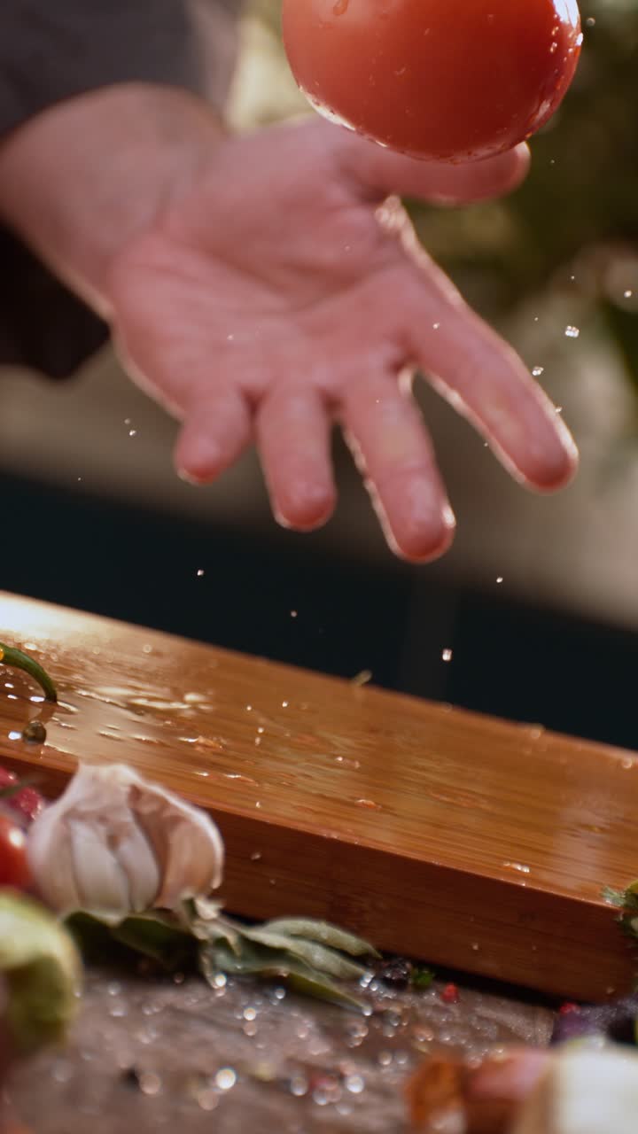 cortando tomates en la cocina