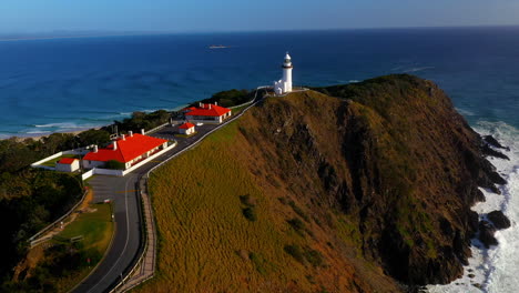 Aufschlussreiche-Drohnenaufnahme-Des-Leuchtturms-Von-Cape-Byron,-Australien