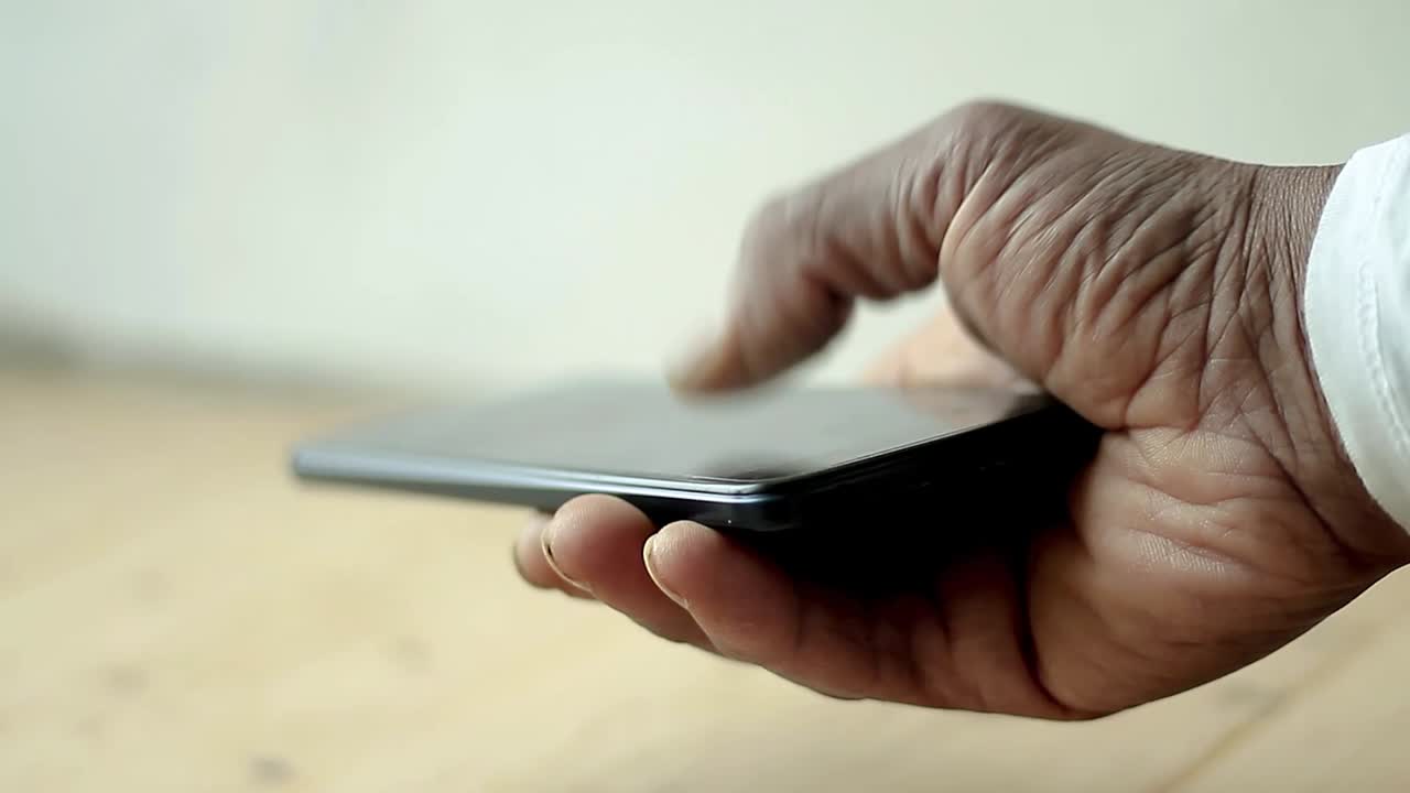 mano con telefono cellulare shopping online stock video