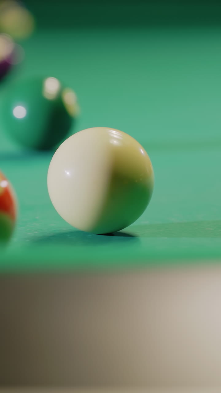 la mano utiliza el palo de señal para golpear la pelota de billar blanca en la mesa de billar verde. otras bolas de billar de colores están esparcidas por la mesa. captura la habilidad y el movimiento en el juego de billar estratégico