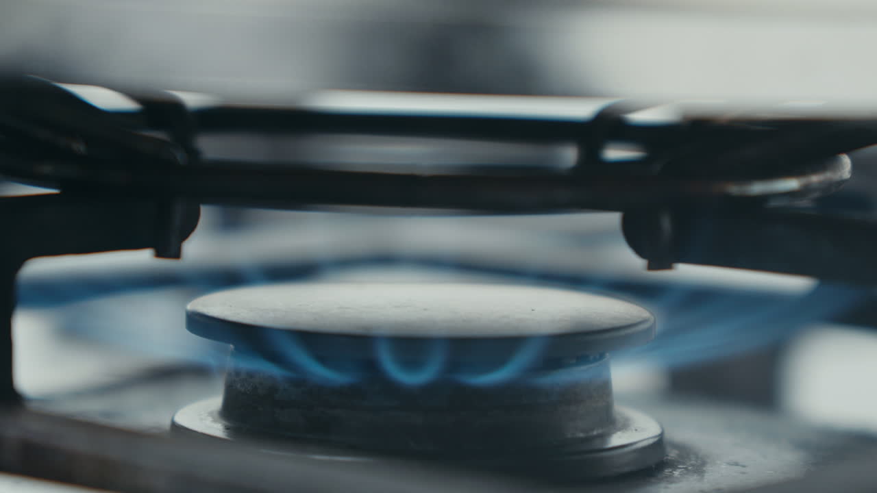 가스 오븐 상단 버너 스토브 불은 상단에 스테인리스 스 비와 함께 높은 열에 시작됩니다.