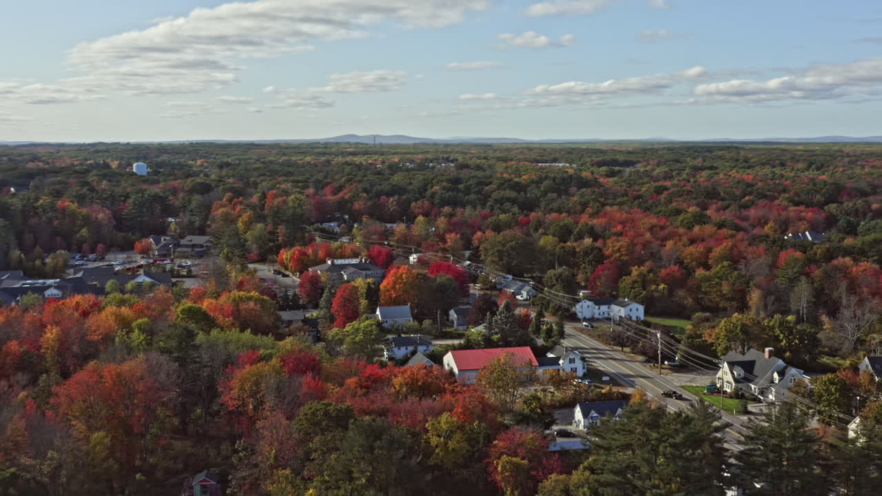 wells maine aerial v13 cinemático drone sobrevuelo hermosa ciudad rural rodeada de coloridos árboles de otoño durante la tranquila temporada de otoño - octubre de 2020