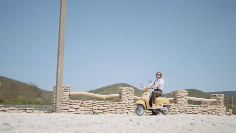hombre en un scooter vintage en el campo