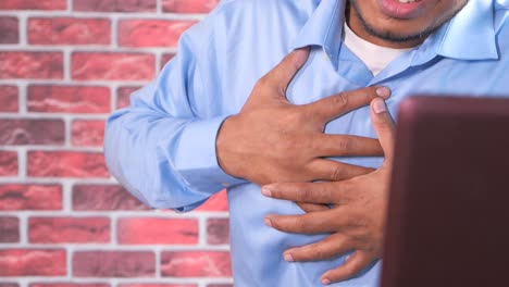 hombre con dolor en el pecho