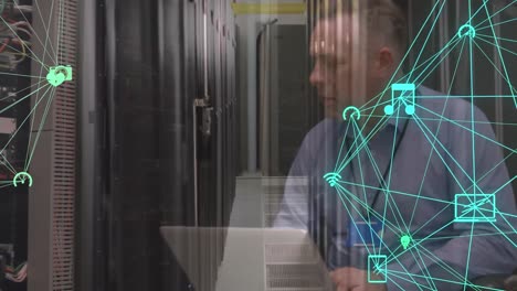 animación de la red de iconos de los medios sobre el hombre caucásico en la computadora portátil trabajando en la sala de servidores
