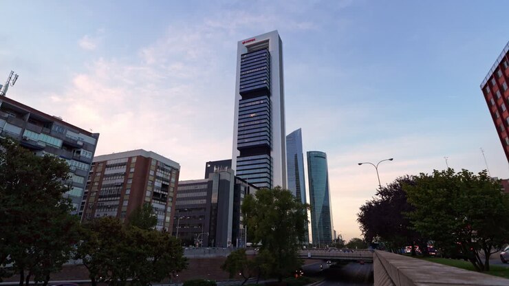 Vista de baixo para cima dos edifícios arranha-céus Cinco Torres durante o pôr do sol em Madrid, Espanha. Área empresarial Cinco Torres e rua Paseo de la Castellana.
