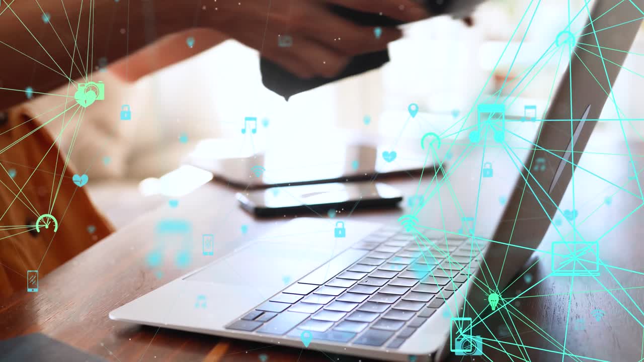 animación de la red de conexiones con iconos de los medios sobre la mujer caucásica usando la tableta