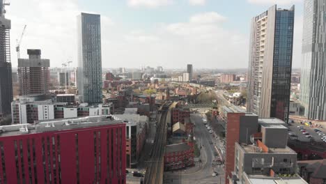 explorando el soleado manchester: vistas aéreas de la vida de la ciudad | imágenes de drones