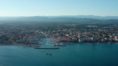 Luftaufnahme-Des-Hafens-Von-Frejus-Vom-Meer-Aus,-Sonniger-Sommertag