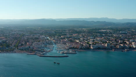 vista aérea del puerto de frejus desde el mar un día soleado de verano
