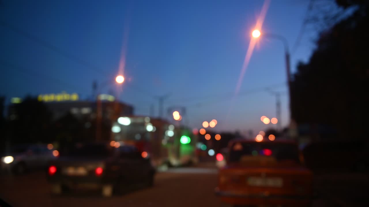 hermoso bokeh reluciente en el fondo oscuro borroso por la noche.