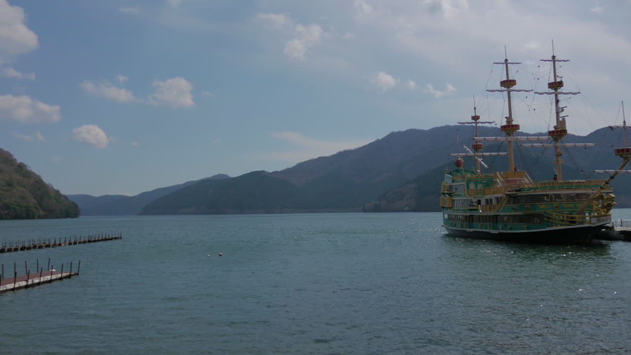 일본 하코네 호수의 해적선