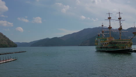 Barco-Pirata-En-El-Lago-De-Hakone,-Japón