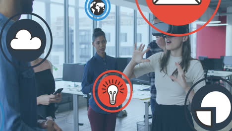 animación de iconos sobre mujeres diversas que usan auriculares vr dando retroalimentación a sus compañeros de trabajo en la oficina