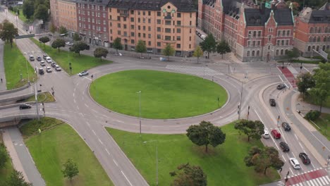 Traffic-driving-in-roundabout-in-Roslagstull,-Stockholm,-Sweden