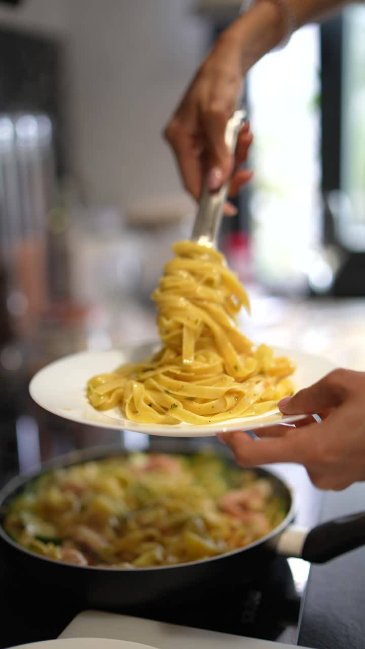 una mujer sirviendo pasta.
