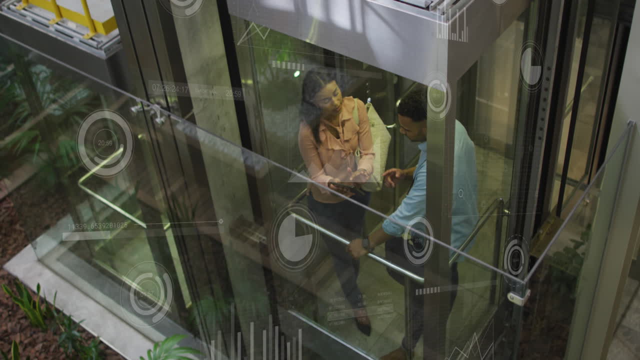 로딩 서클의 애니메이션, 다양한 동료들이 엘리베이터에서 디지털 태블릿에서 보고서를 논의합니다.