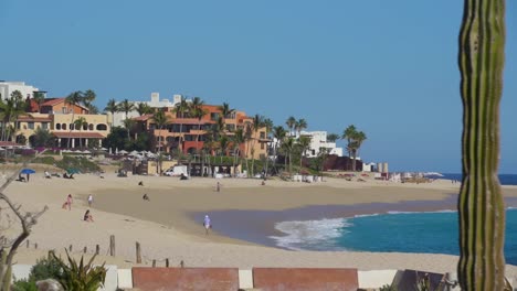 Los-Cabos-Mexiko-Bunte-Gebäude-Am-Strand-Mit-Meereswellen