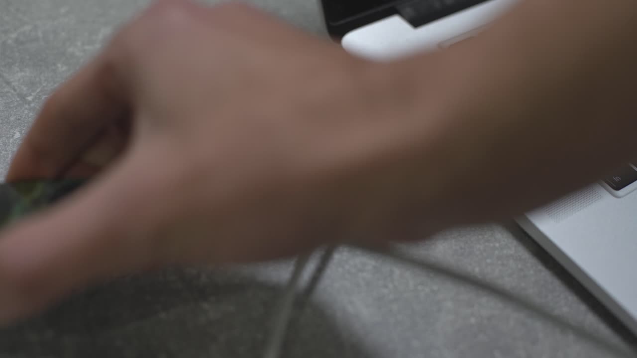 손으로 usb 하드 드라이브를 노트북에 연결하는 현대 개인 컴퓨터 기술