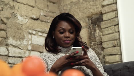 Mujer-Negra-Americana-Sonriendo-Enviando-Mensajes-De-Texto-A-Un-Teléfono-Celular
