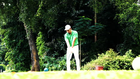 Hombre-Singapurense-Malayo-De-Mediana-Edad-Jugando-En-El-Green-En-El-Club-De-Golf-De-La-Aldea-De-Changi,-Aprendiendo-A-Usar-El-Conductor