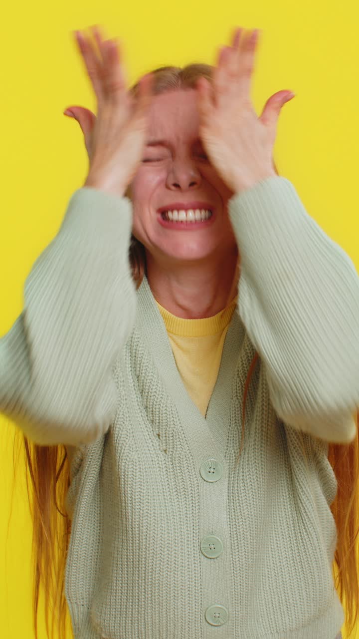 분노한 젊은 여성은 스트레스, 긴장, 문제, 공포, 절망, 충격, 분노로 비명을 지른다.