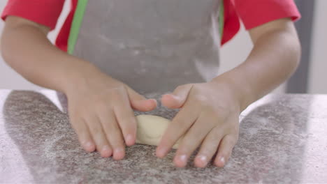 niño chef cocinando, cortando y horneando, minichef-15