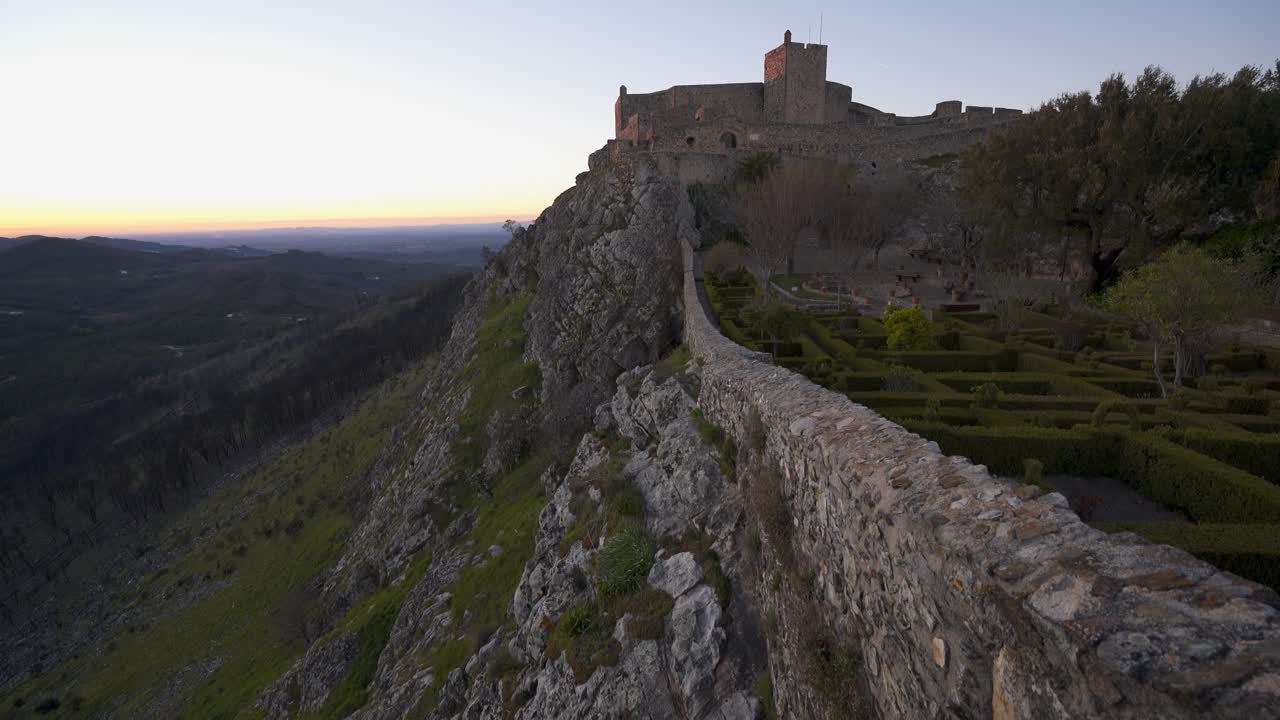 vista del pueblo de marvao con hermosas casas e iglesia con montañas rocosas detrás
