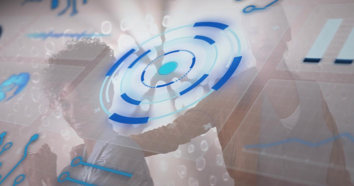 Tech-Team tippt auf holografische Ringe auf transparentem Panel, zeigt auf Knoten, optimiert Dashboard.