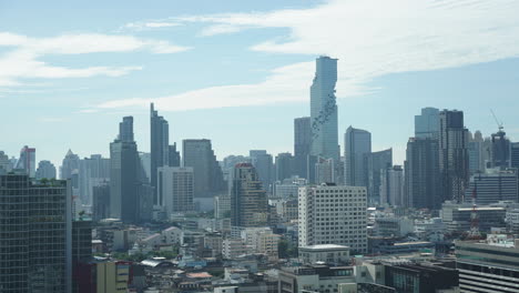 Bangkok-Thailand-Zeitraffer,-Zentrale-Silombezirksgebäude-Und-Stadtverkehr,-Moderne-Metropole-Und-Luftverschmutzung-An-Einem-Sonnigen-Tag