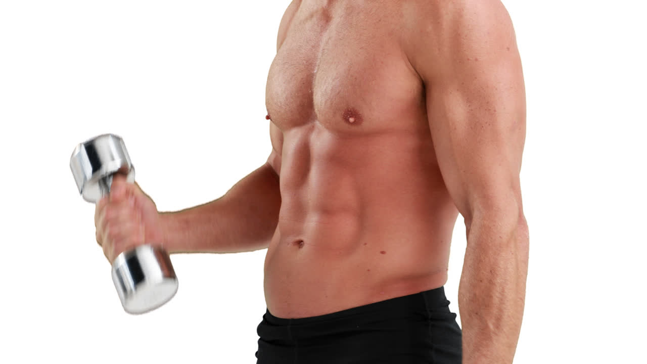 hombre musculoso serio levantando pesas