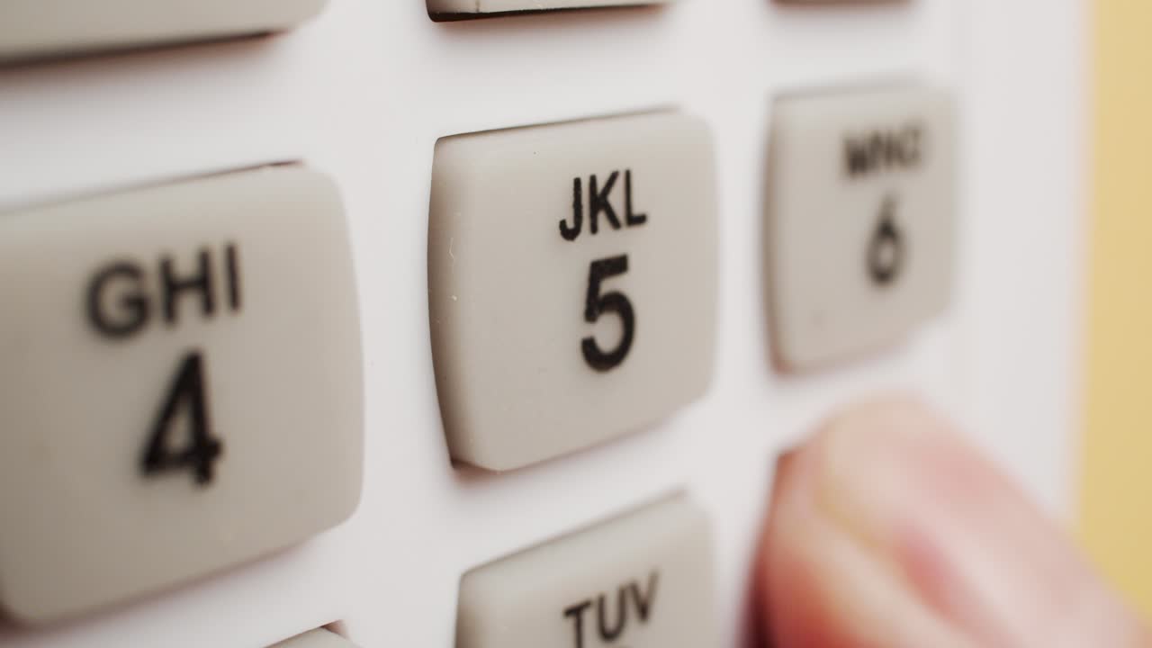 보안 코드를 입력하는 손가락의 매크로 샷