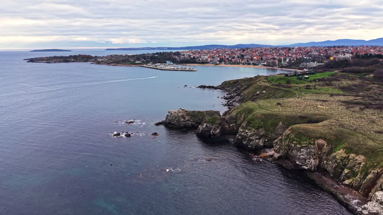 Vista aerea costiera di un porto e di una città in una giornata nuvolosa all'inizio della primavera