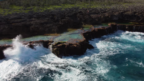 Antena:-Nueva-Caledonia-Cap-Des-Pins-En-La-Isla-De-Lifou,-Escarpadas-Piscinas-Rocosas-Costeras