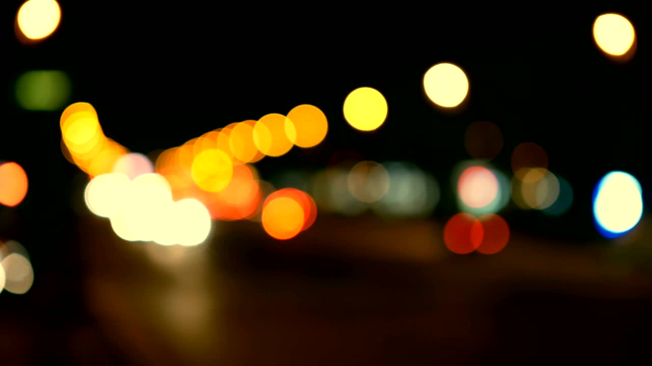 luces desenfocadas calle de los ángeles resumen. fondo borroso de la ciudad. círculos de bokeh en movimiento del tráfico nocturno.