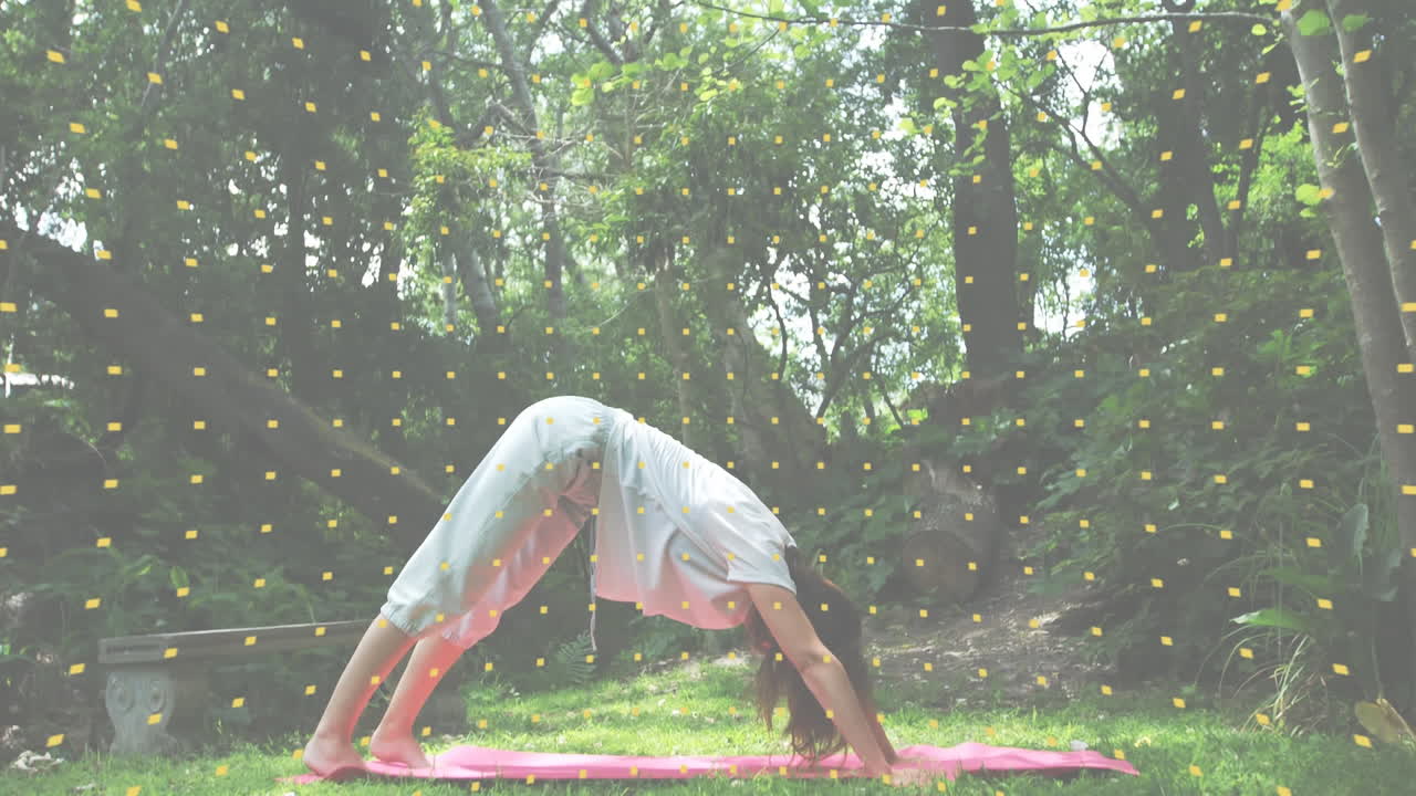 백인 여성의 스트레칭에 대한 사회적 거리두기 메시지의 애니메이션