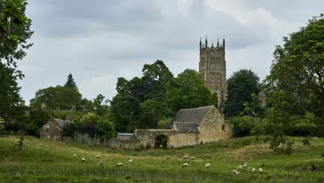 Ein-Typischer-Englischer-Zeitraffer-Auf-Dem-Land,-Der-Den-Kirchturm-Und-Die-Wirtschaftsgebäude-Von-Chipping-Campden-In-Den-Cotswolds-Zeigt