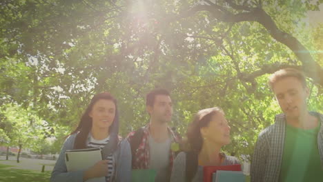 video de diversos estudiantes masculinos y femeninos hablando y caminando en un día soleado
