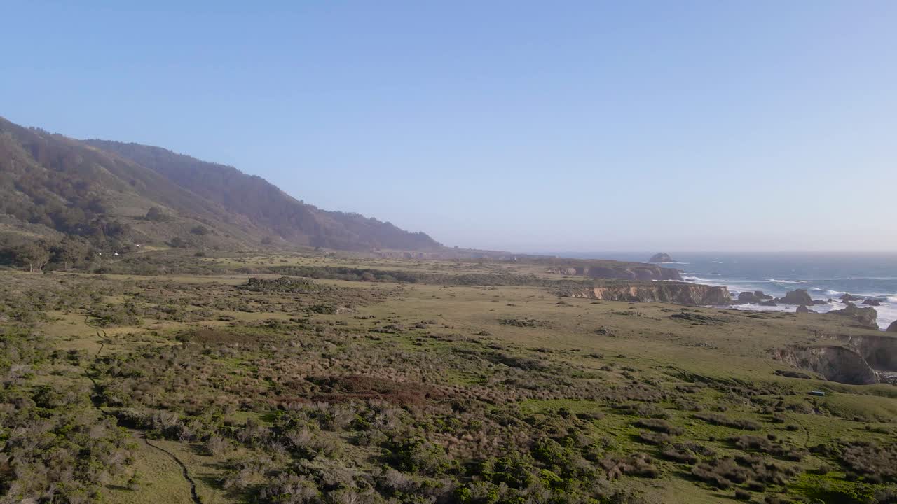 vista elevada de las olas rodando sobre rocas sobresalientes a la orilla del océano pacífico ubicado en big sur california