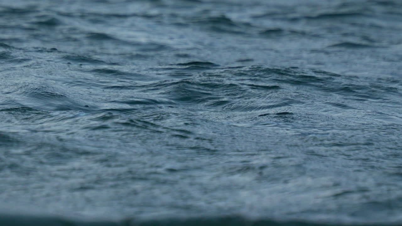 4k의 조용한 푸른 바다 파동의 클로즈업 뷰 조용함과 휴식을 위해