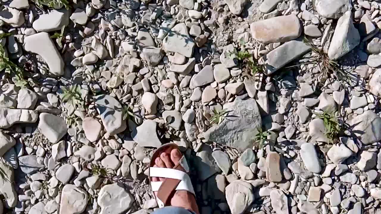 바위가 있는 강바닥을 고