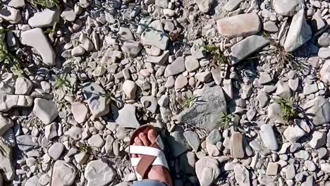 caminando por un lecho rocoso del río