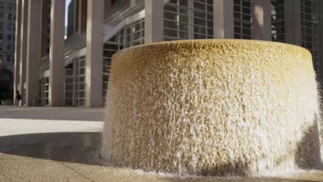 Wasser,-Das-In-Einem-Brunnen-In-Der-Innenstadt-Fließt,-120-Fps