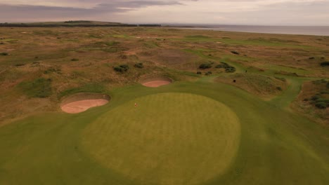 Campo-De-Golf-Verde-En-Escocia-En-Un-Día-Nublado