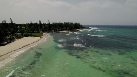 increíble pan lento dron tiro tropical de cielo azul olas turquesa en el agua en st
