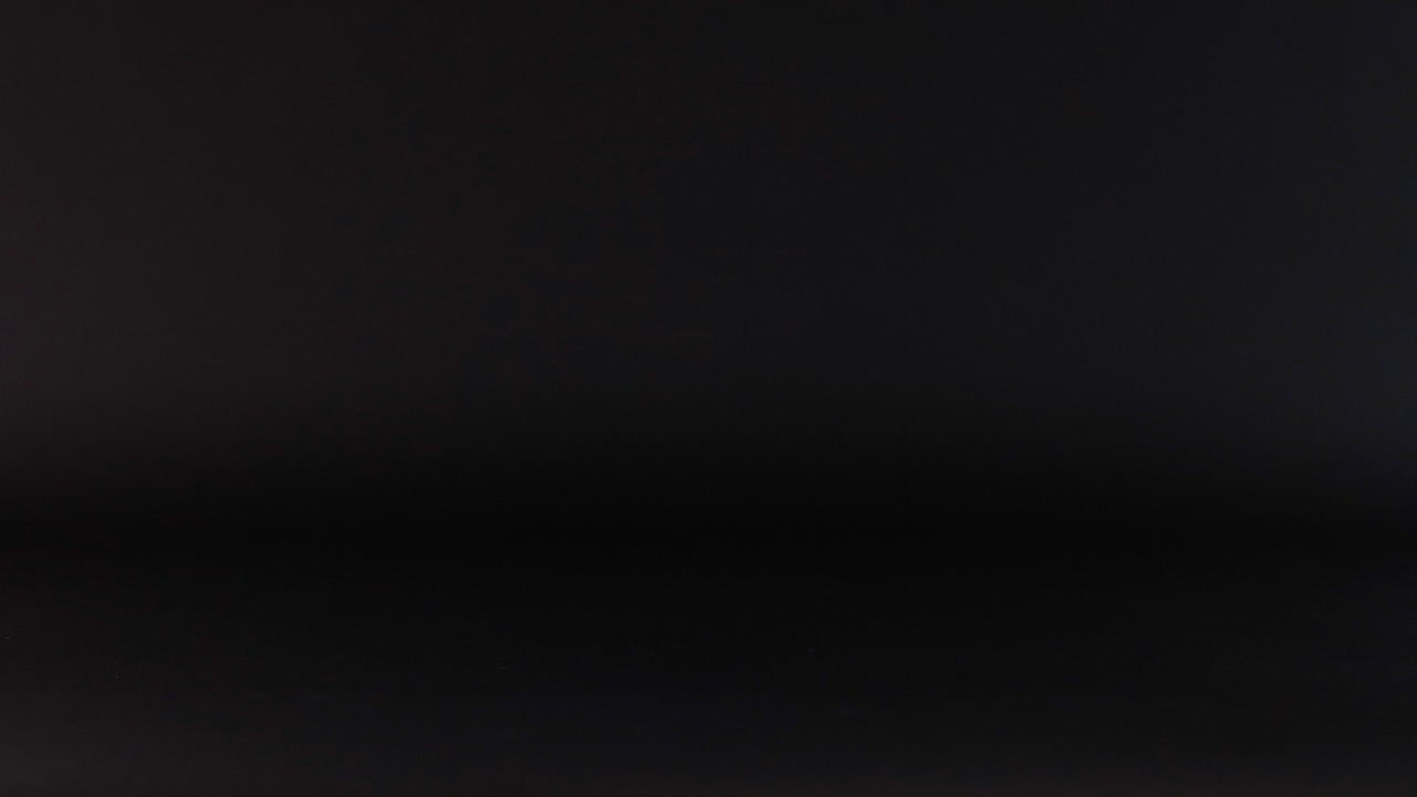 bola de tenis rebotando contra un fondo oscuro