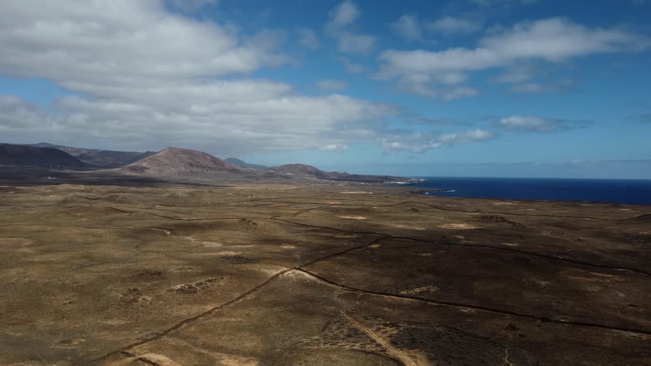 vista aérea de montañas y llanuras volcánicas en lanzarote, islas canarias