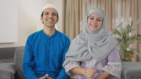 pareja musulmana feliz haciendo adaab
