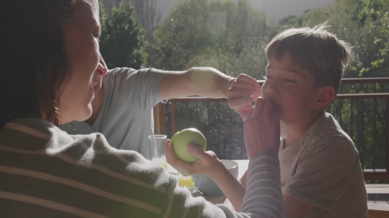 야외 에서 함께 아침 식사를 하는 가족