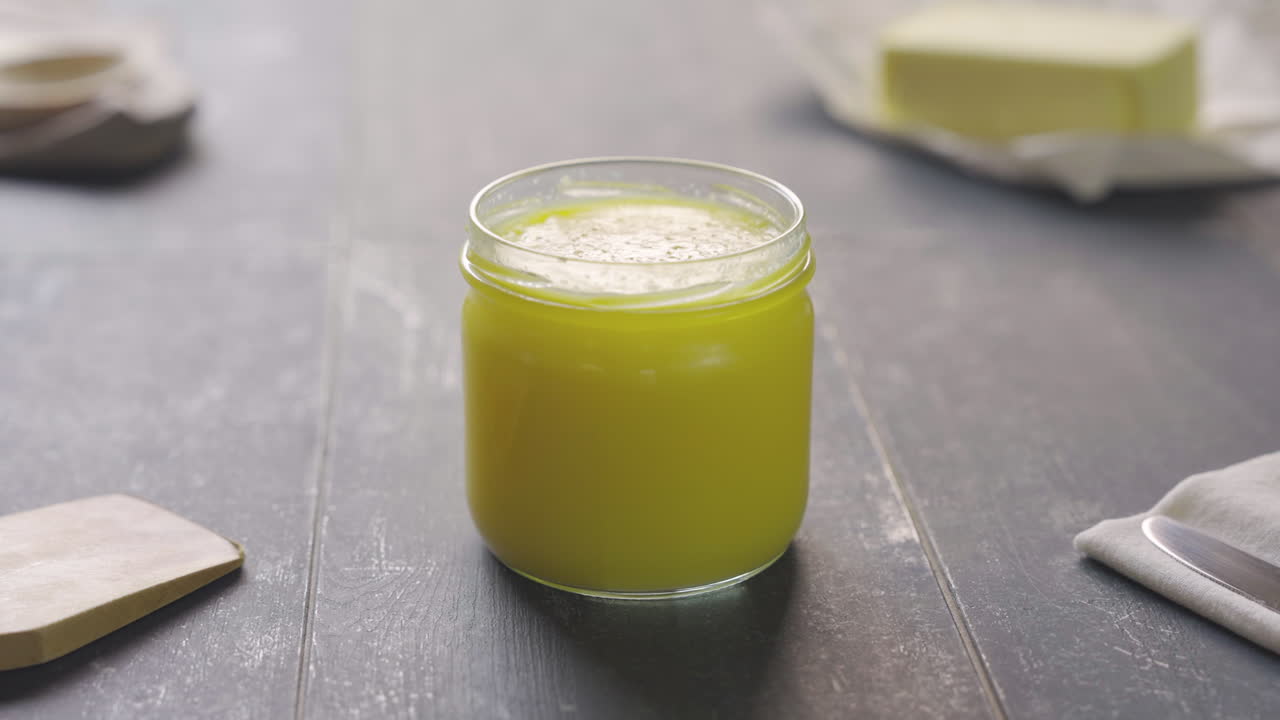 손은 기 버터 비를 열습니다.